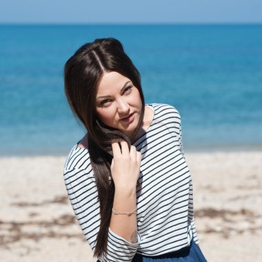 Kumsaldaki güzel esmer kadın