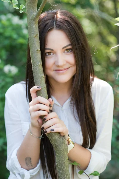 Porträtt av en ung, vacker kvinna — Stockfoto