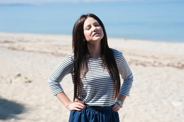 Beautiful brunette woman on the beach — Stock Photo, Image