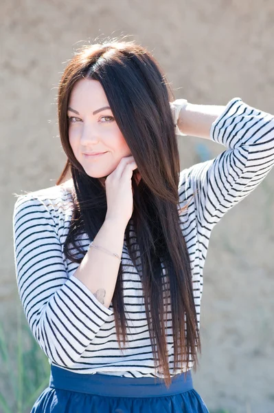 Mooie brunette vrouw op het strand — Stockfoto