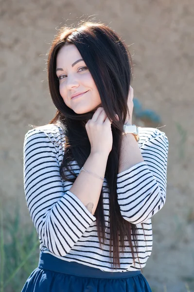 Mooie brunette vrouw op het strand — Stockfoto