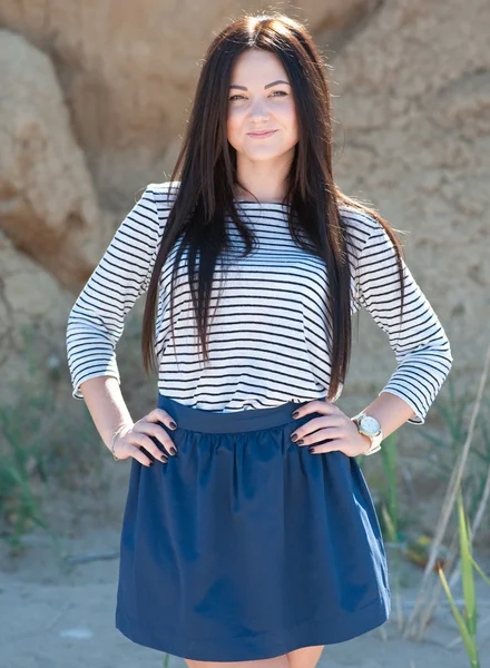 Schöne brünette Frau am Strand — Stockfoto