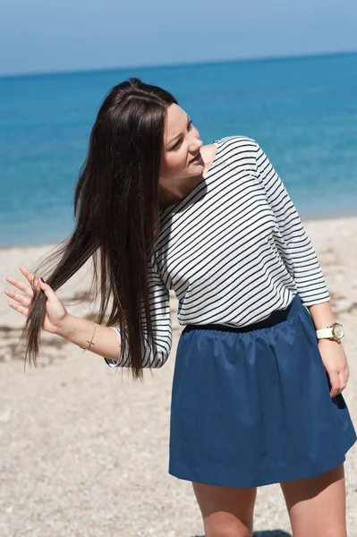 Vacker brunett kvinna på stranden — Stockfoto