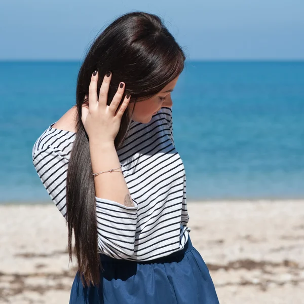 Schöne brünette Frau am Strand — Stockfoto