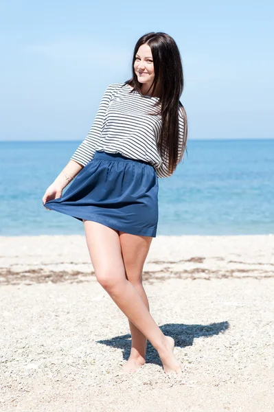 Beautiful brunette woman on the beach — Stock Photo, Image