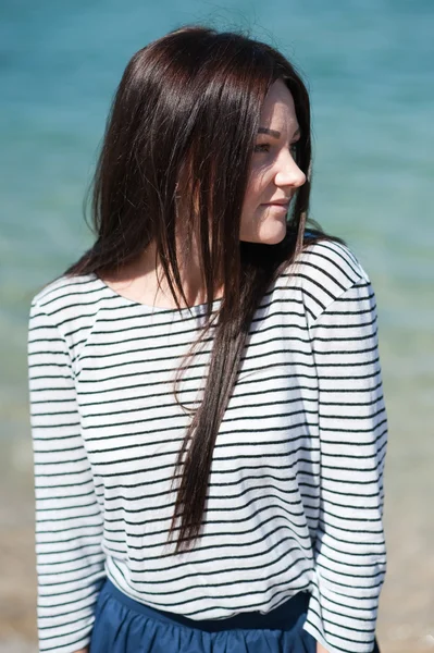 Mulher morena bonita na praia — Fotografia de Stock