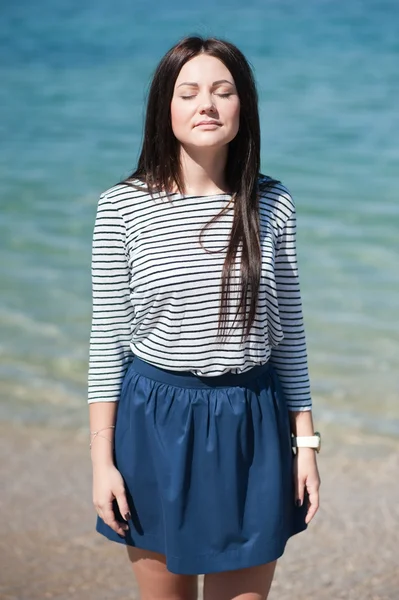 Krásná brunetka žena na pláži — Stock fotografie