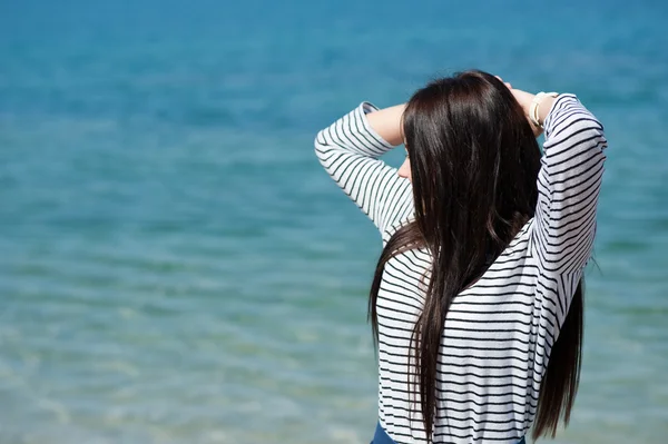 Hermosa mujer morena en la playa — Foto de Stock