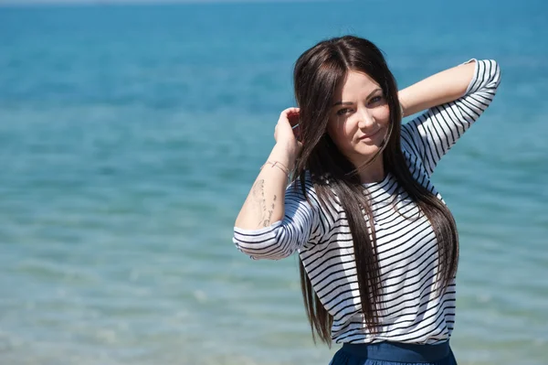 Bella donna bruna sulla spiaggia — Foto Stock