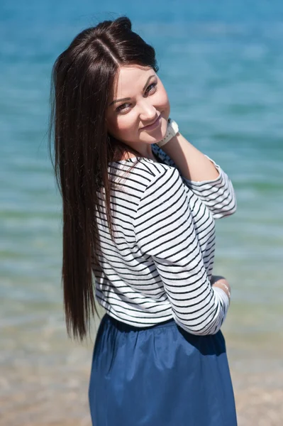 Mulher morena bonita na praia — Fotografia de Stock