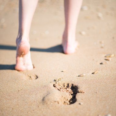 Sahilde ayak izleri.