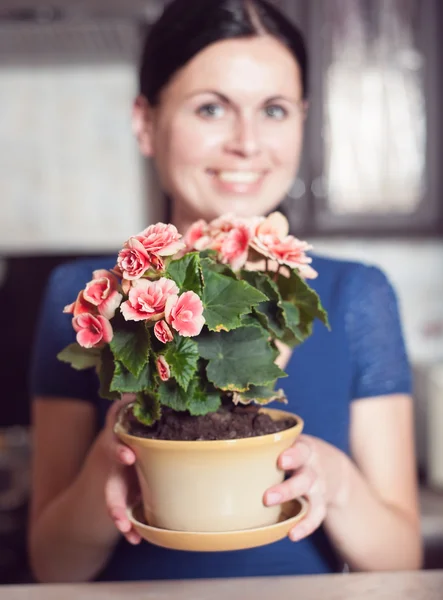 Frau arrangiert Blumen — Stockfoto