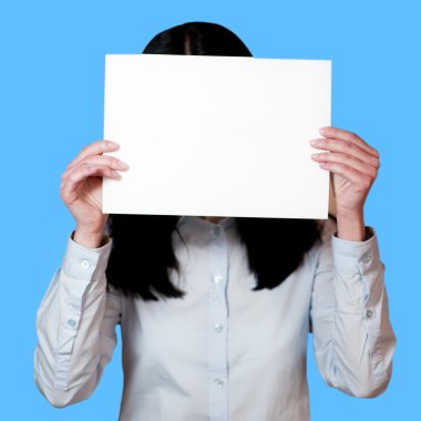 bir boş kartı tutan genç kadın