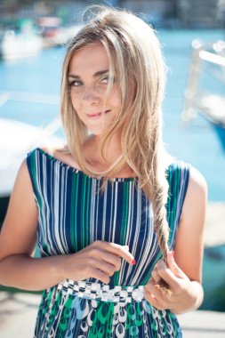 genç kadın dolgu üzerinde yürüyor