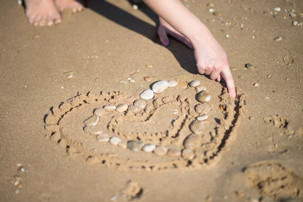 Cute beach girl in love — Stock Photo, Image