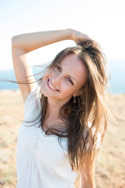 Mooie jonge blonde vrouw buitenshuis portret — Stockfoto