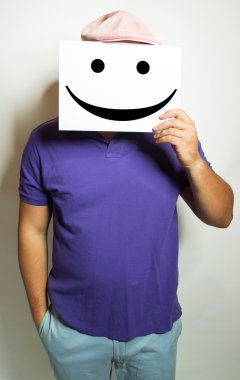 adam bir gülümseme tutar