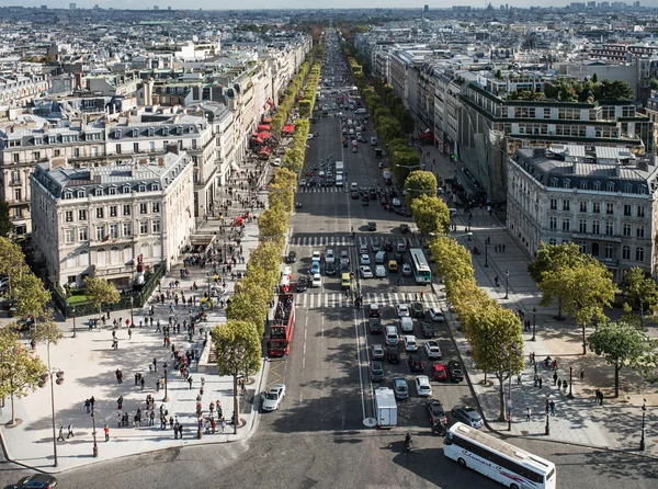 Paris'te Şanzelize görüntüleyin. Avenue champs elysees de sağa sola — Stok fotoğraf