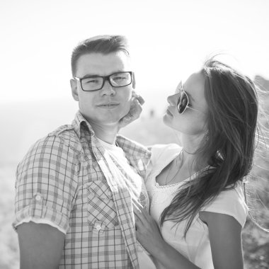 Açık havada aşık genç bir çift