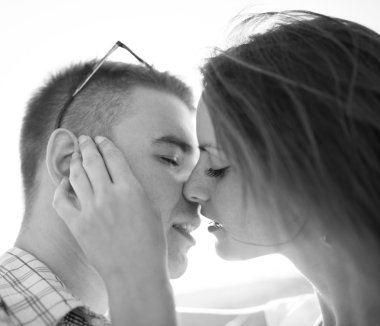 Açık havada aşık genç bir çift