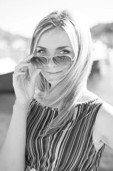 Young woman walks on the embankment — Stock Photo, Image