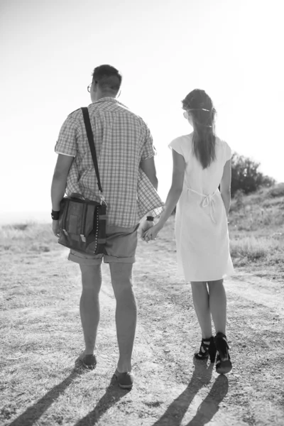 Pareja joven enamorada caminando — Foto de Stock