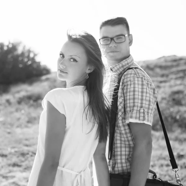 Ungt par i kärlek promenader — Stockfoto