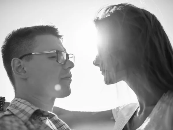 Jovem casal apaixonado ao ar livre — Fotografia de Stock