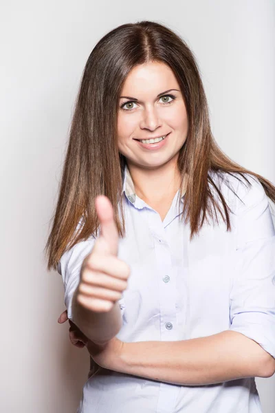 Jonge, mooie, zakelijke vrouw toont een duim — Stockfoto