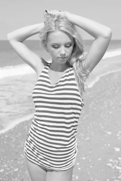 Bela jovem mulher tem um resto em uma praia — Fotografia de Stock