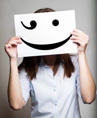 güzel ve genç bir kadın gülümsüyor