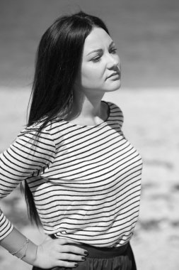 Kumsaldaki güzel esmer kadın