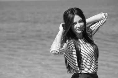 Kumsaldaki güzel esmer kadın