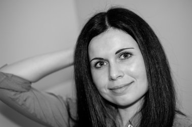 Kız çok güzel gülümsüyor