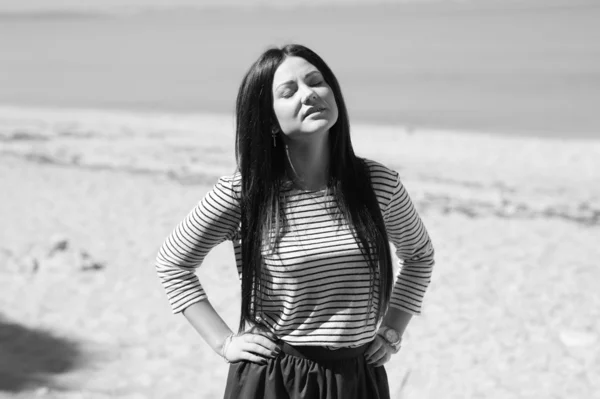 Mooie brunette vrouw op het strand — Stockfoto