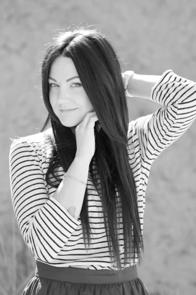 Mooie brunette vrouw op het strand — Stockfoto