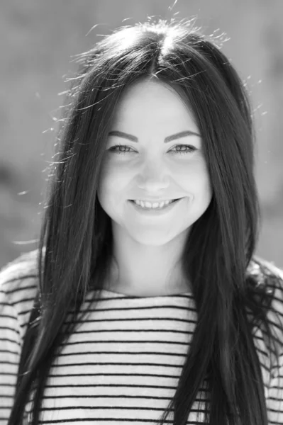 Mooie brunette vrouw op het strand — Stockfoto