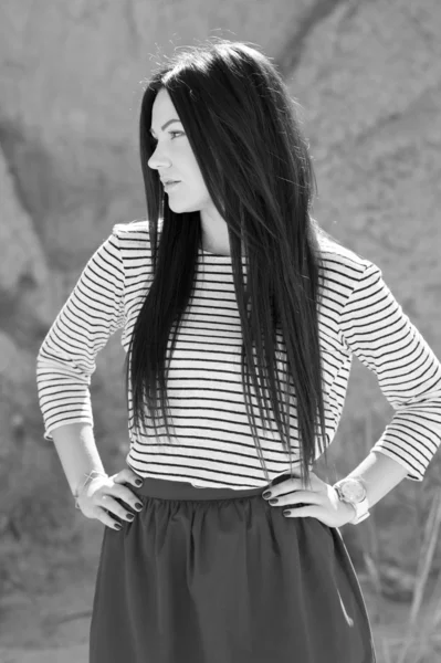 Mooie brunette vrouw op het strand — Stockfoto