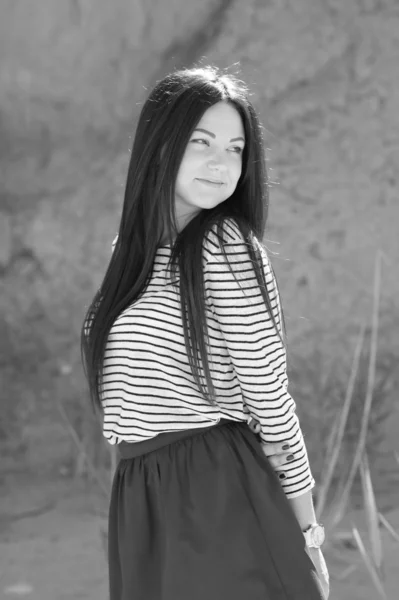 Mooie brunette vrouw op het strand — Stockfoto