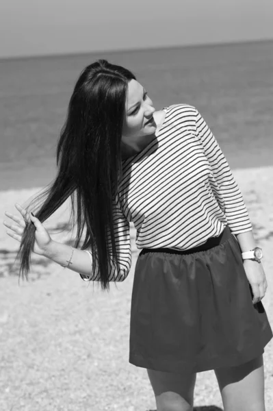 Beautiful brunette woman on the beach — Stock Photo, Image