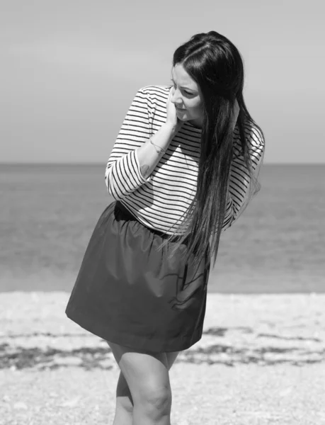 해변의 아름다운 갈색 머리 여인 — 스톡 사진