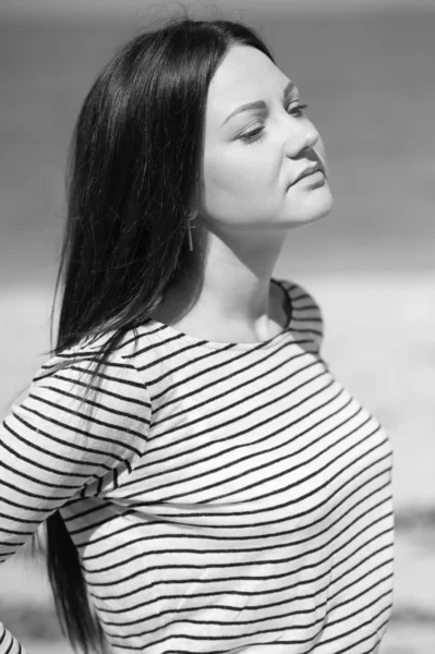 Schöne brünette Frau am Strand — Stockfoto