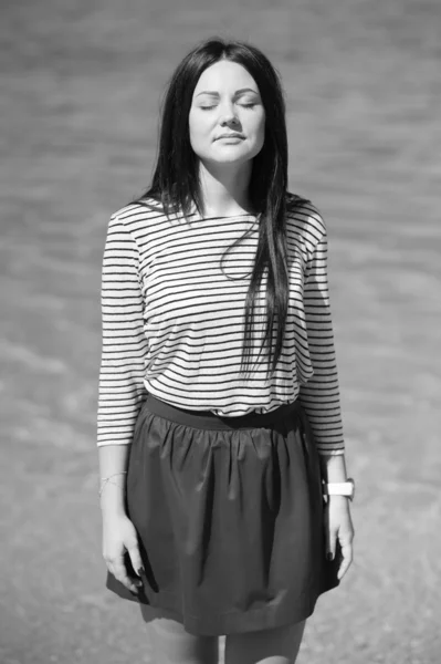 Mooie brunette vrouw op het strand — Stockfoto