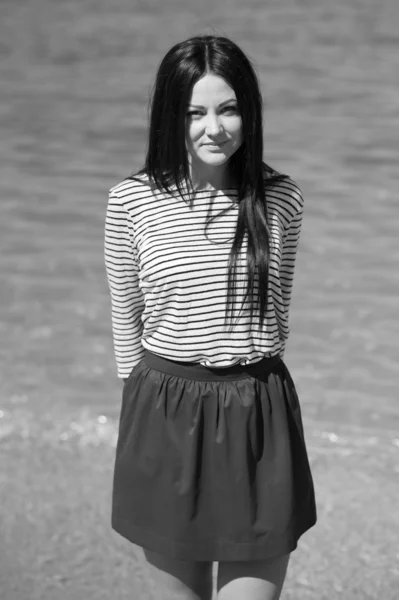 Schöne brünette Frau am Strand — Stockfoto