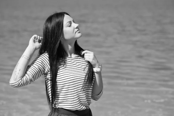 Piękna brunetka na plaży — Zdjęcie stockowe