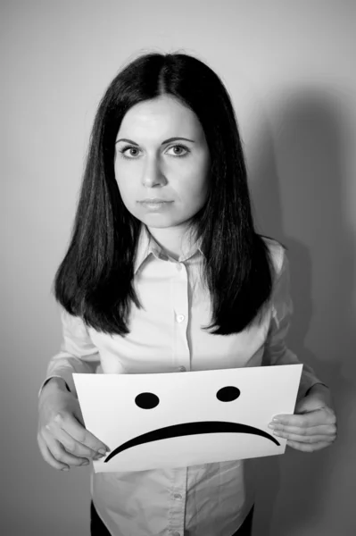 Κρατώντας ένα λευκό χαρτί με το θλιμμένο πρόσωπο — Φωτογραφία Αρχείου