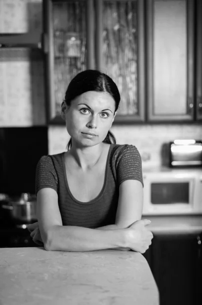 Retrato de la joven en la cocina — Foto de Stock