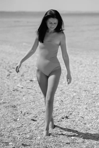 Mulher morena bonita na praia — Fotografia de Stock