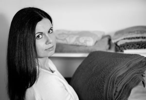 Портрет молодой женщины с полотенцами — стоковое фото