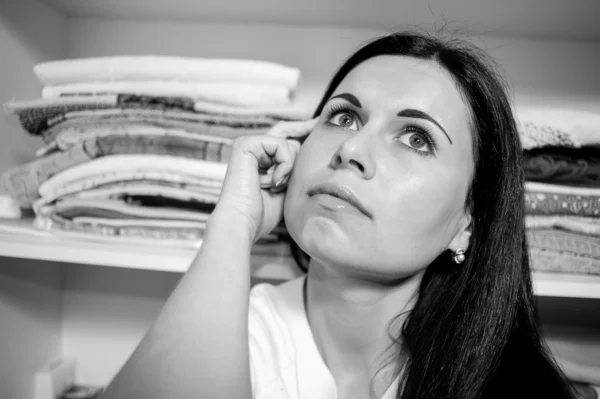 Mooie jonge vrouw denken — Stockfoto